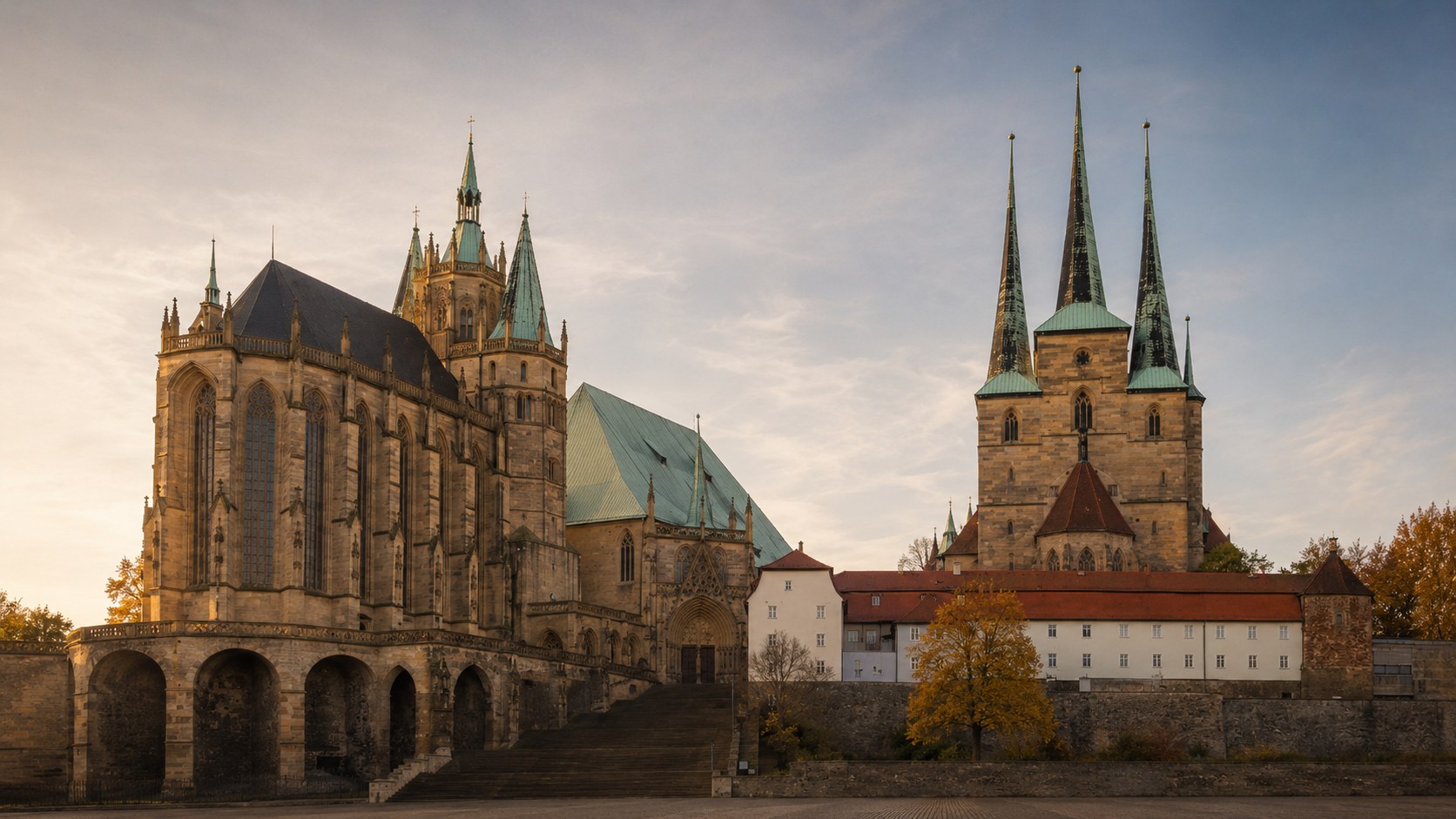 Blick &uuml;ber Erfurt mit Mariendom und Severikirche auf dem Domplatz