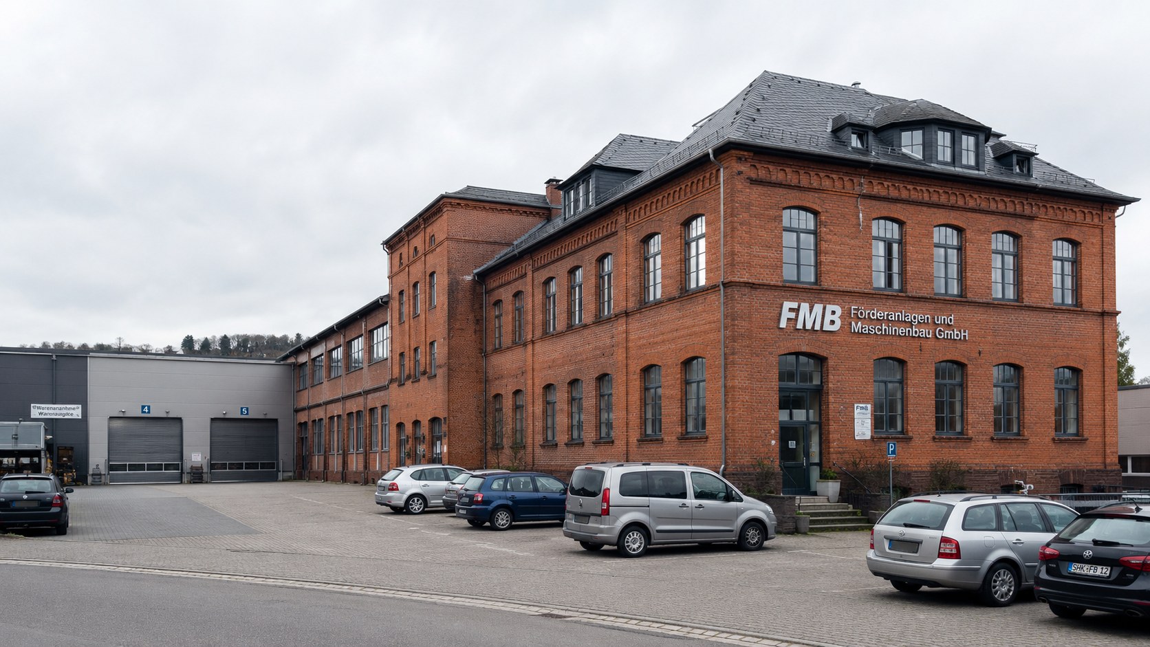 Industriebau in Gera mit Backsteinfassade und Werkhalle eines typischen ostth&uuml;ringer Maschinenbaubetriebs